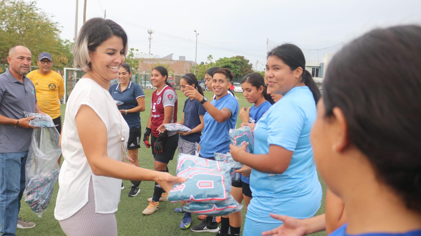 $!Selección Mazatlán recibe uniformes para encarar el Estatal Libre Femenil