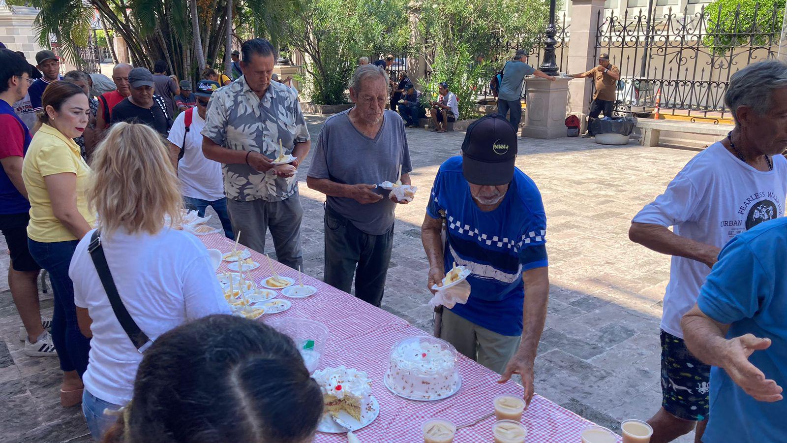 $!Ayuda comedor comunitario en Catedral de Mazatlán a personas sin hogar desde 4 años