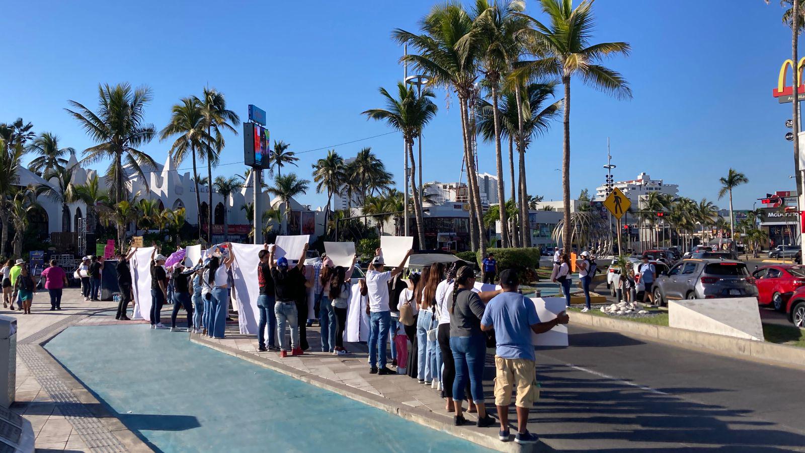 $!Familiares de desaparecidos claman justicia por el malecón de Mazatlán