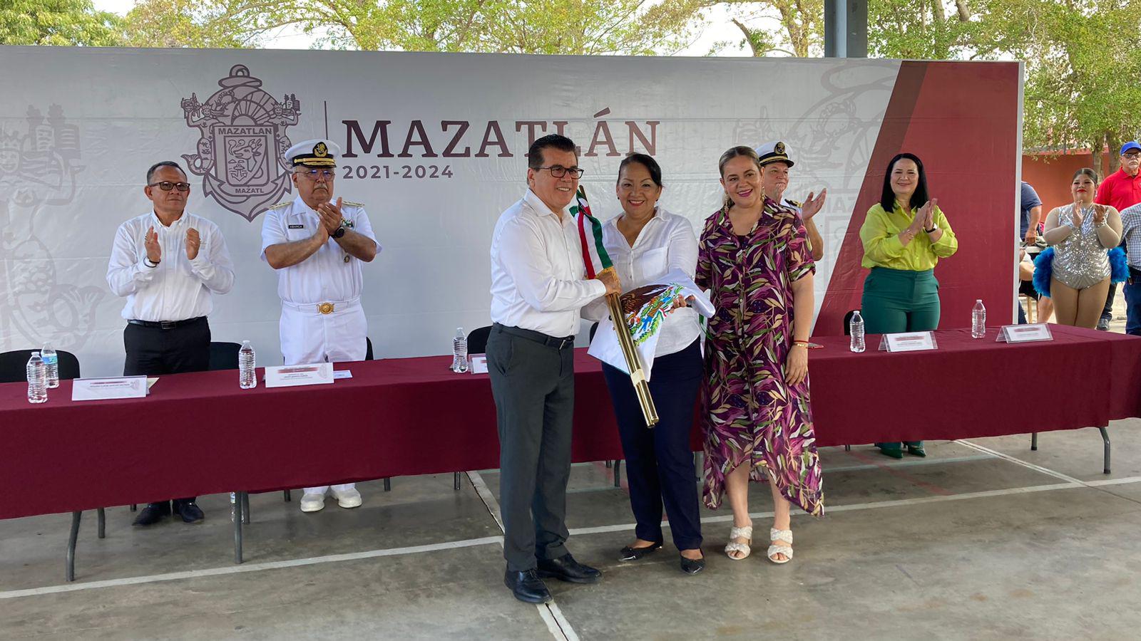 $!Lleva Gobierno de Mazatlán el Lunes Cívico a la secundaria Técnica 81