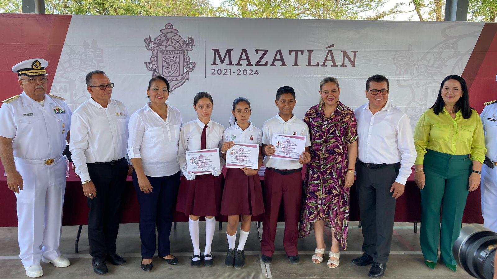 $!Lleva Gobierno de Mazatlán el Lunes Cívico a la secundaria Técnica 81