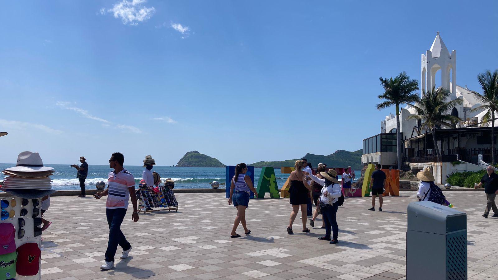 $!Aunque poco, Mazatlán se recupera en turismo en el primer fin de semana de octubre