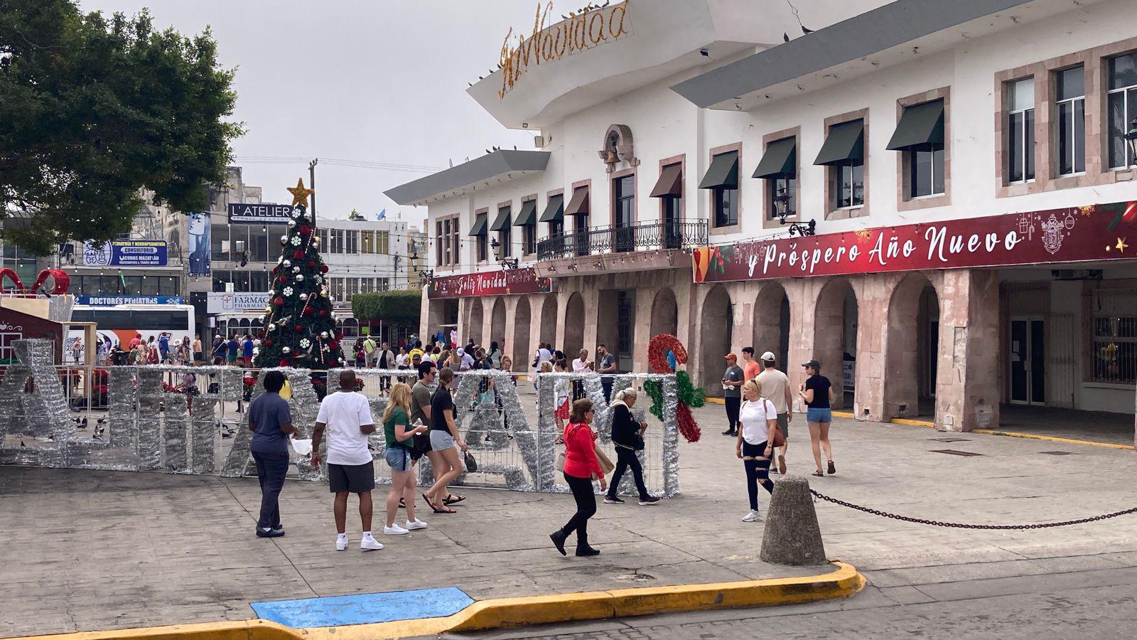 $!Turismo extranjero toma las calles del Centro de Mazatlán y sus alrededores