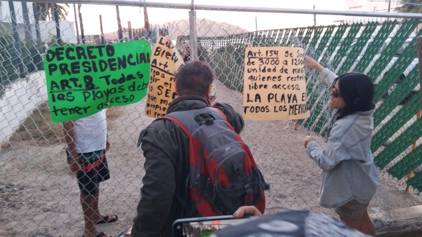 $!Surfistas, comerciantes y colectivos protestan contra bloqueo a accesos de playa en Mazatlán