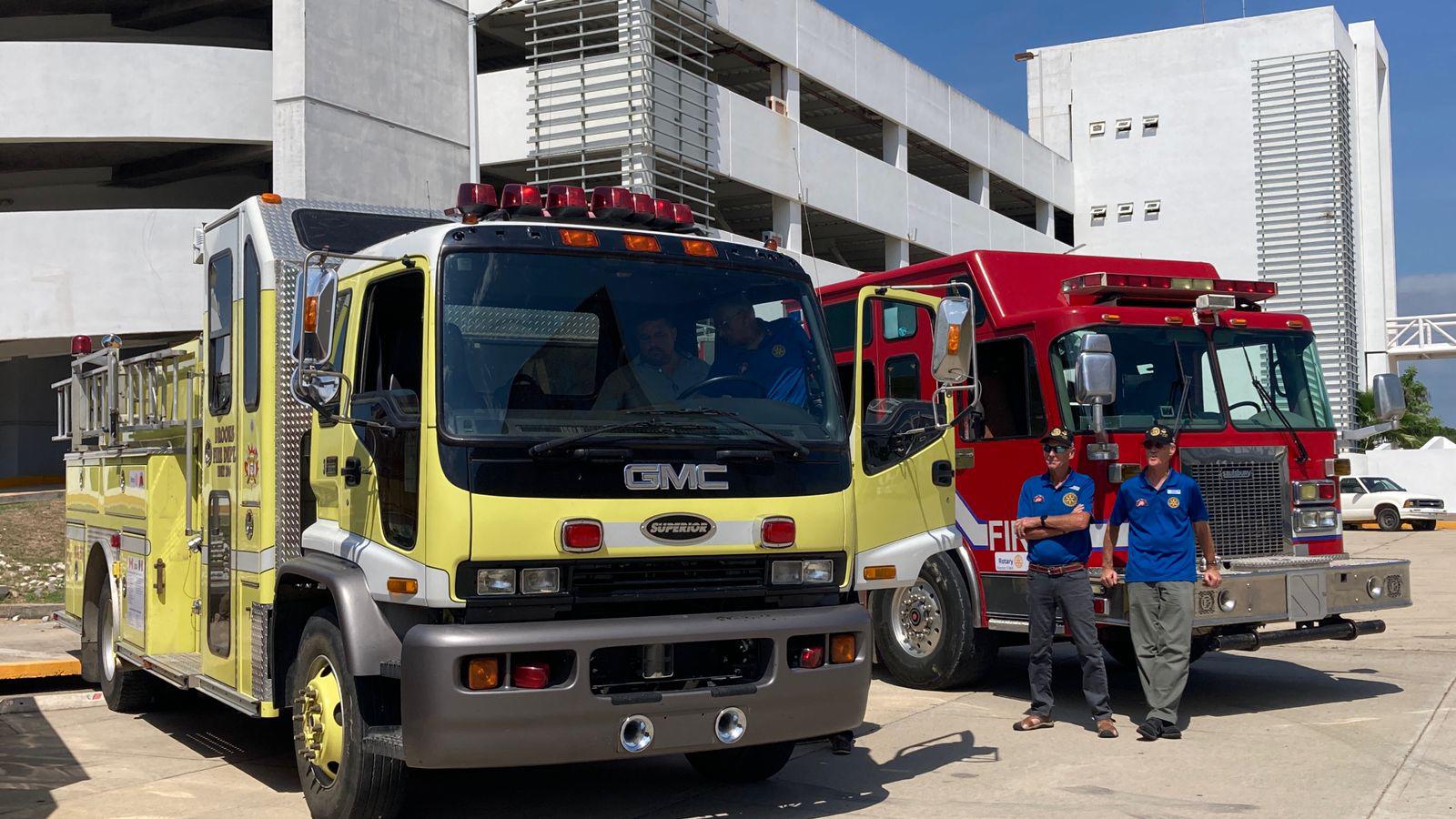 $!Bomberos Veteranos de Mazatlán reciben de manera simbólico donativo de camiones por parte de Rotarios de Canadá