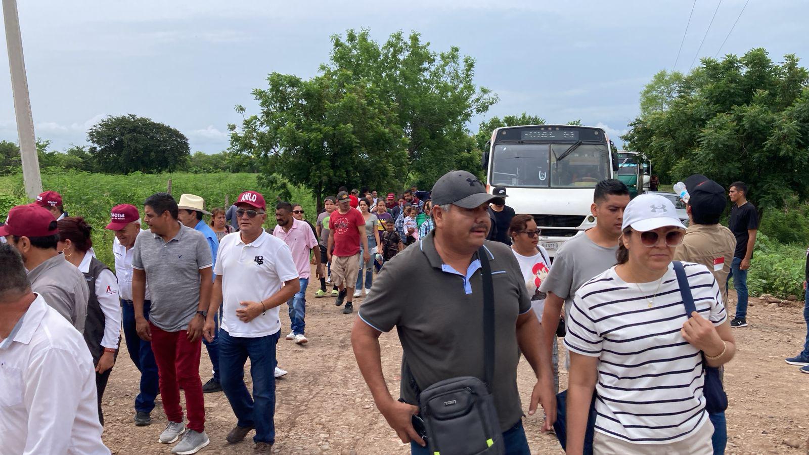 $!Camiones de la Alianza de Mazatlán ‘acarrean’ a personas a evento de inauguración