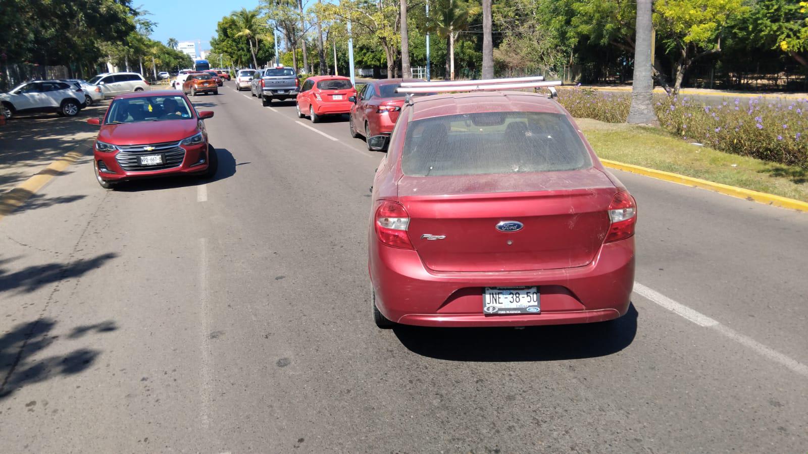 $!Bloquean los dos carriles de Leonismo Internacional en protesta por construcción de un edificio departamental