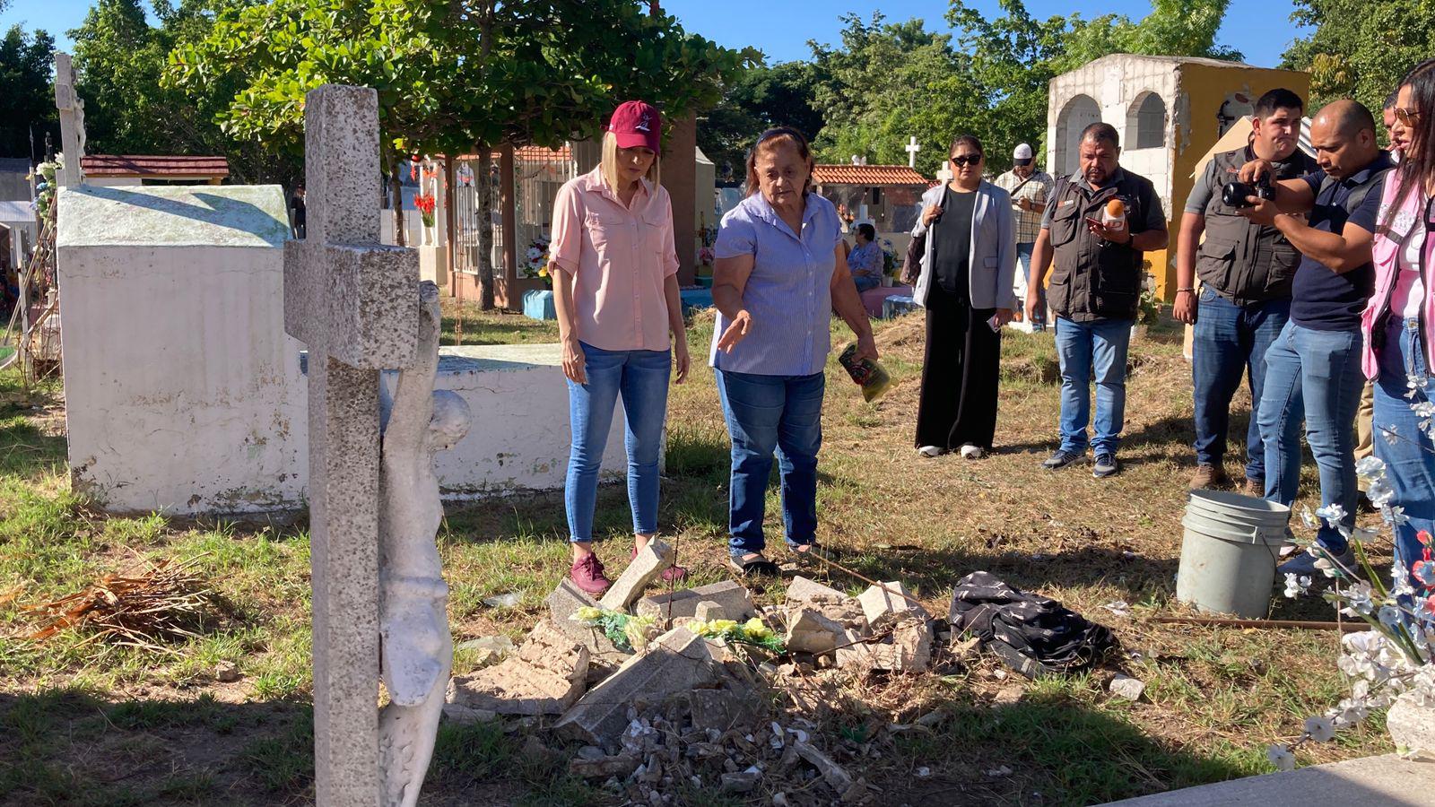 $!Acuden miles de personas a los panteones de Mazatlán a llevar ofrendas a sus seres queridos