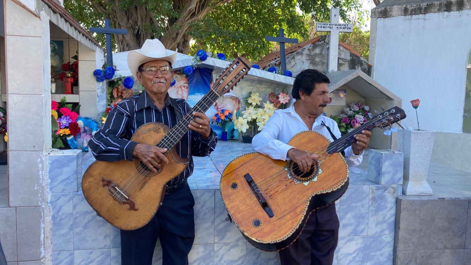 $!Acuden miles de personas a los panteones de Mazatlán a llevar ofrendas a sus seres queridos