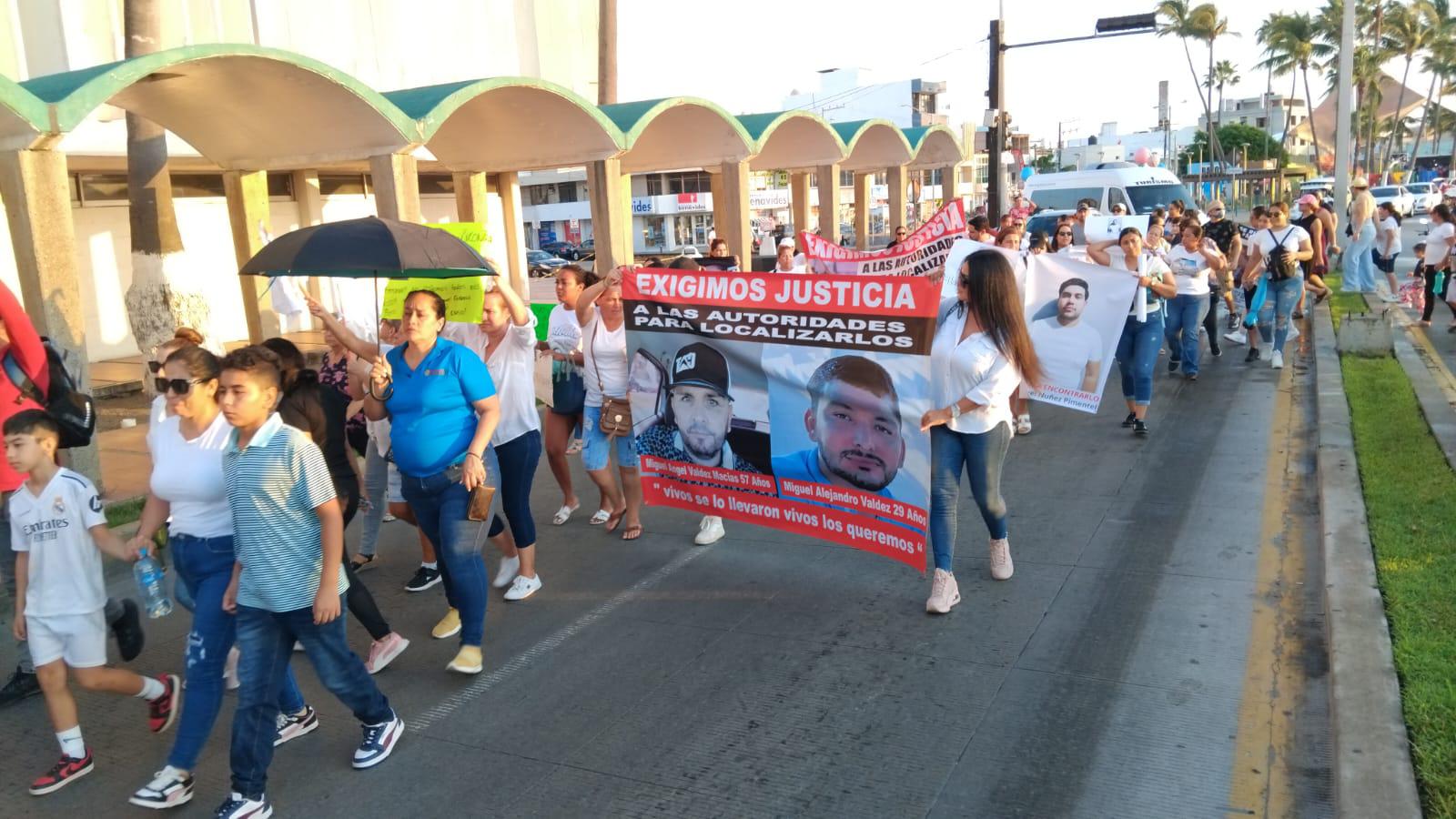 $!Realizan marcha por el malecón por los desaparecidos en Mazatlán