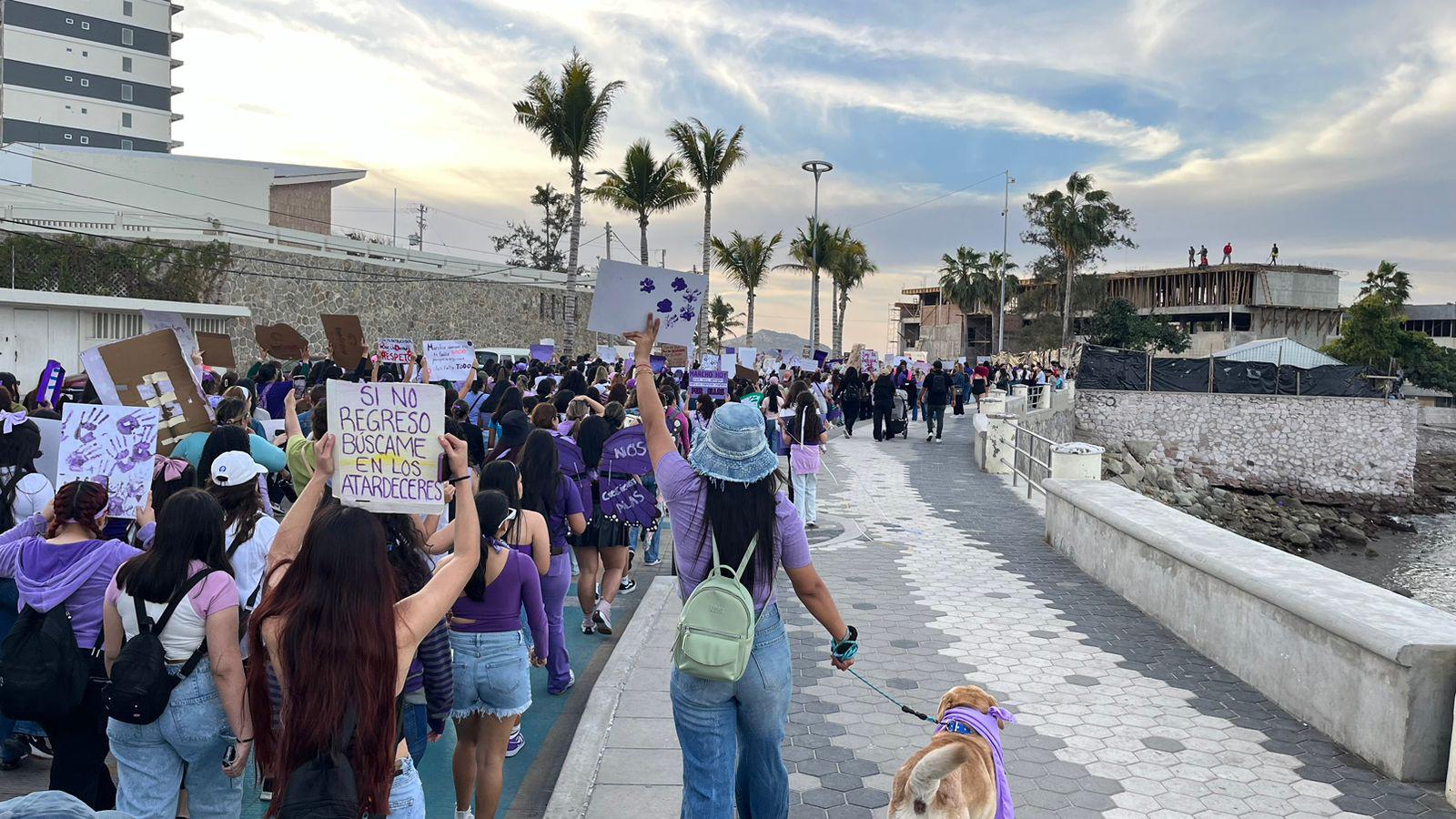 $!Mujeres en Mazatlán ‘encienden el fuego de sus voces’ en la Marcha del 8M