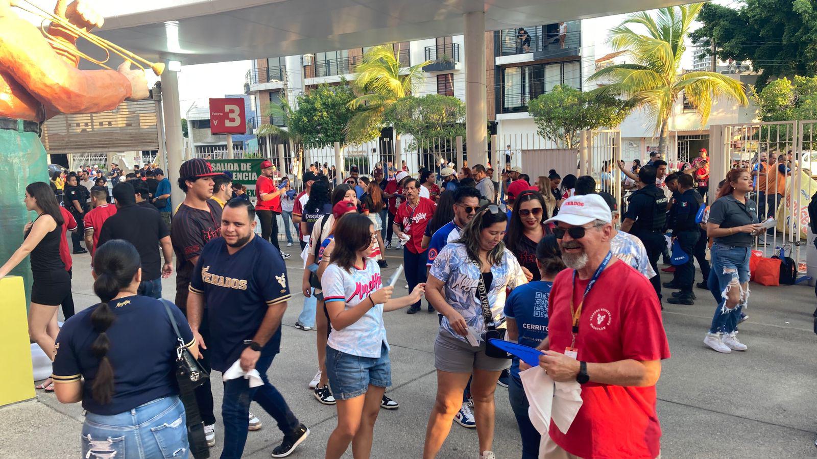 $!Cientos de aficionados comienzan a ingresar al Estadio Teodoro Mariscal