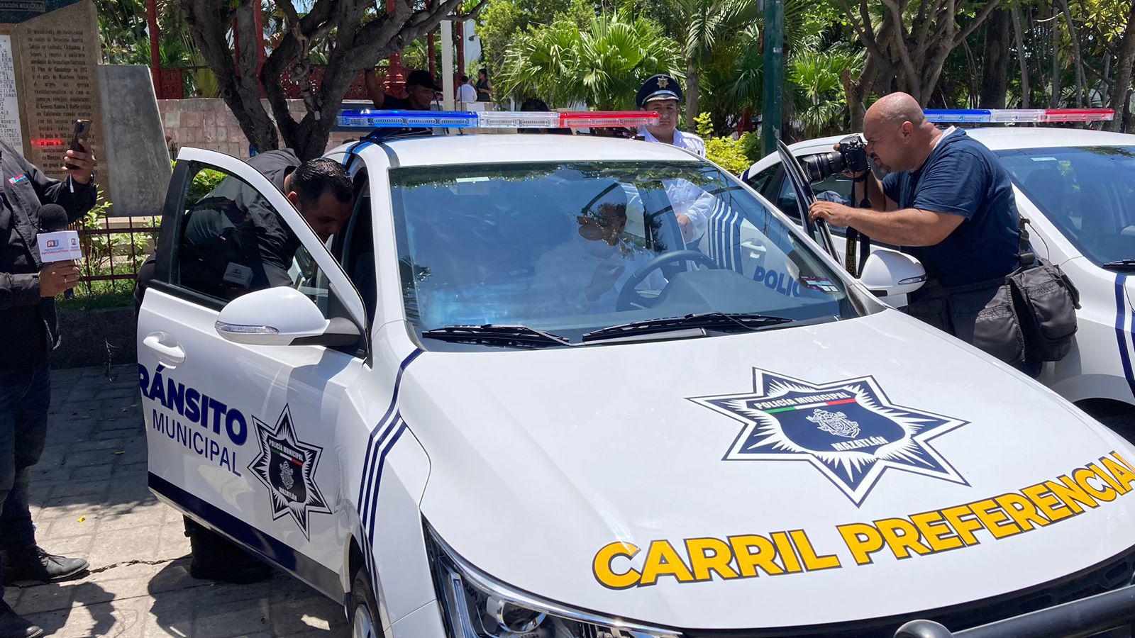 $!Entregan 10 patrullas a Policía de Tránsito y dos a Protección Civil