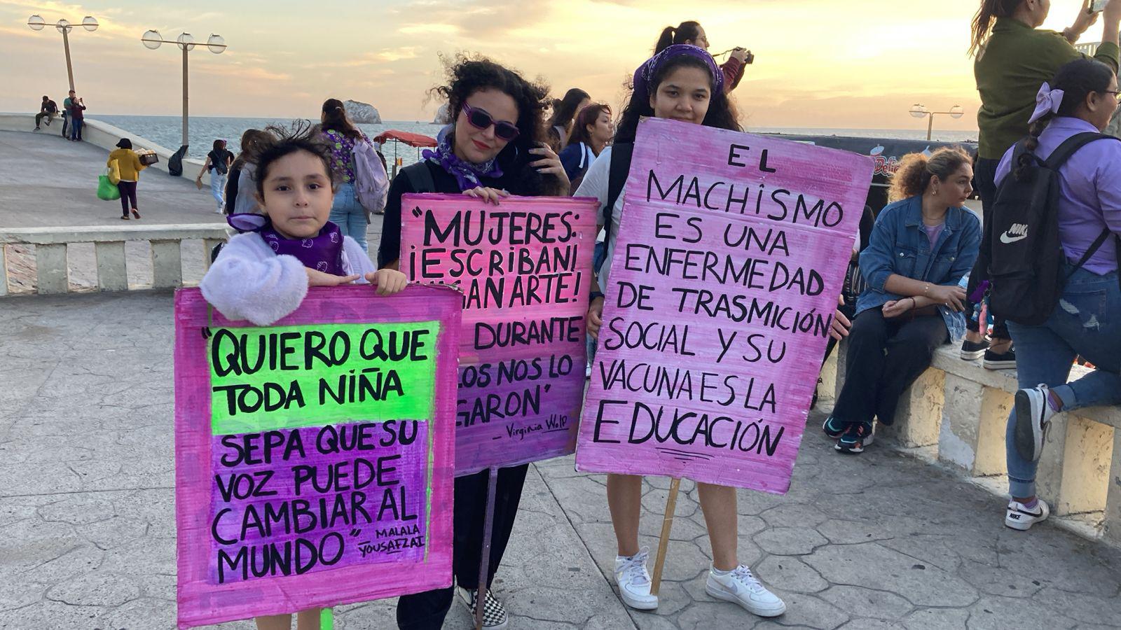 $!Mujeres en Mazatlán ‘encienden el fuego de sus voces’ en la Marcha del 8M