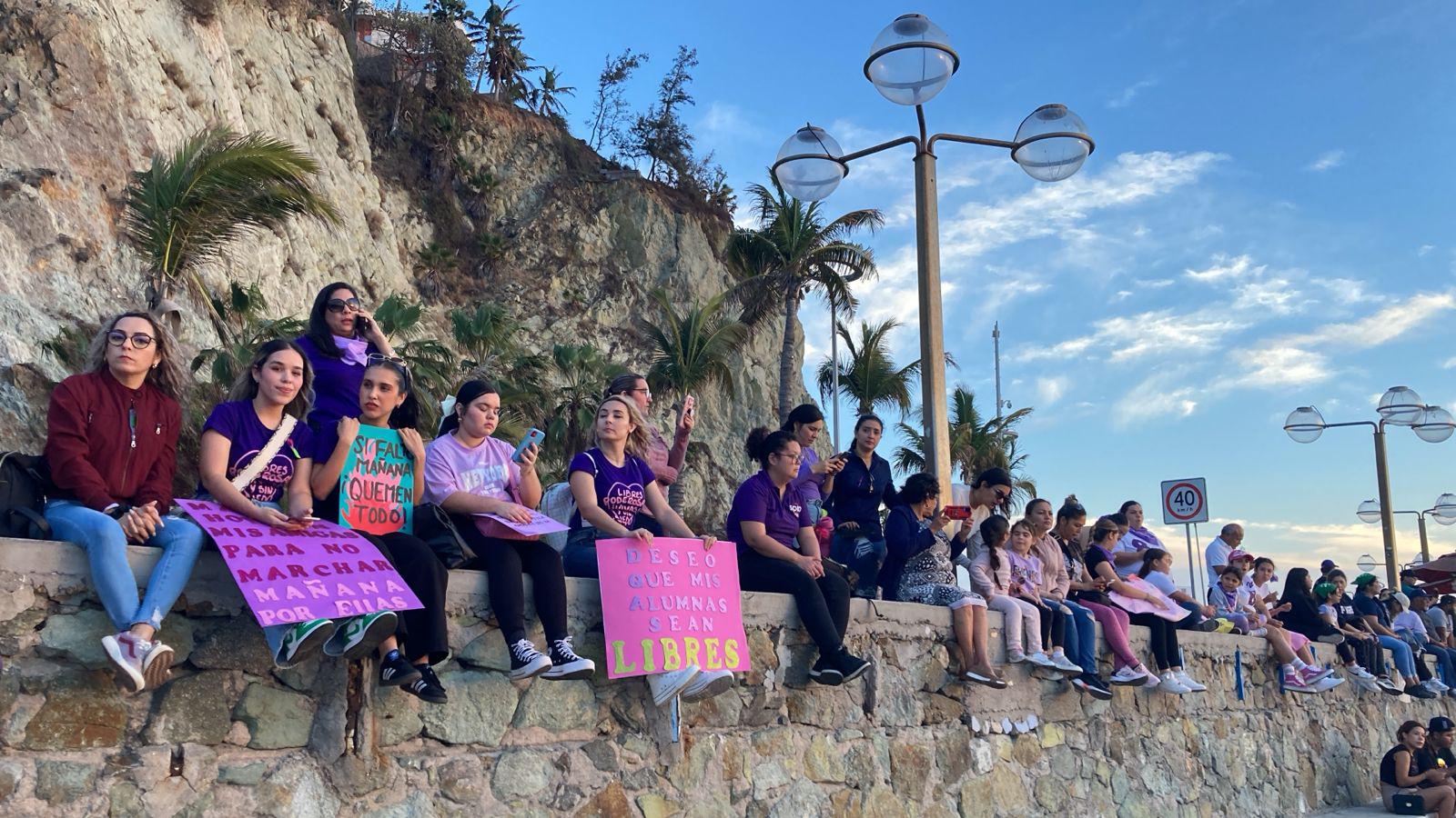 $!Mujeres en Mazatlán ‘encienden el fuego de sus voces’ en la Marcha del 8M