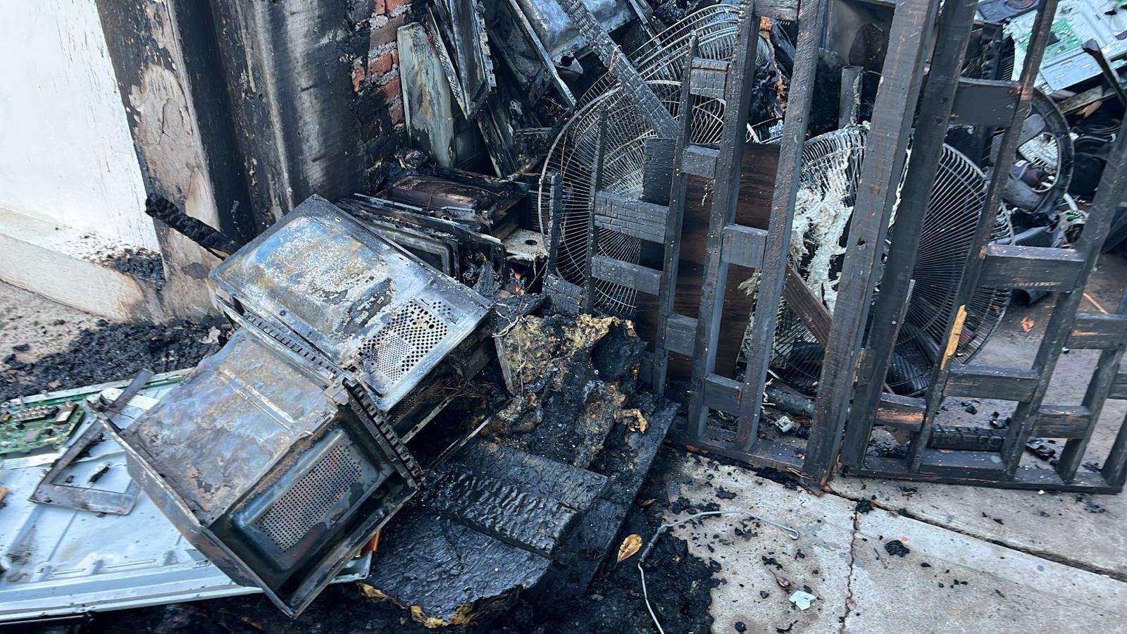 $!Se incendia una vivienda en Culiacán tras quemarse electrodomésticos