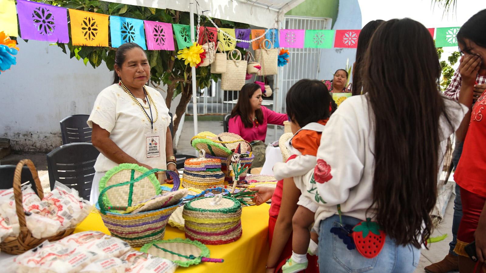 $!En la muestra artesanal participan artesanos de Escuinapa y de Mazatlán.