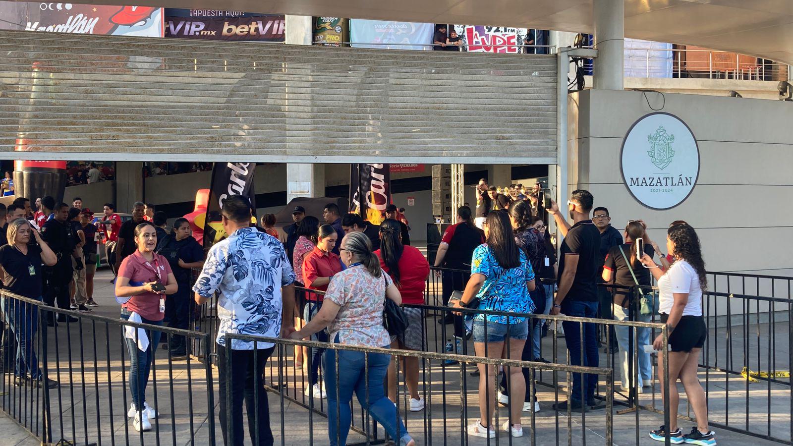 $!Cientos de aficionados comienzan a ingresar al Estadio Teodoro Mariscal