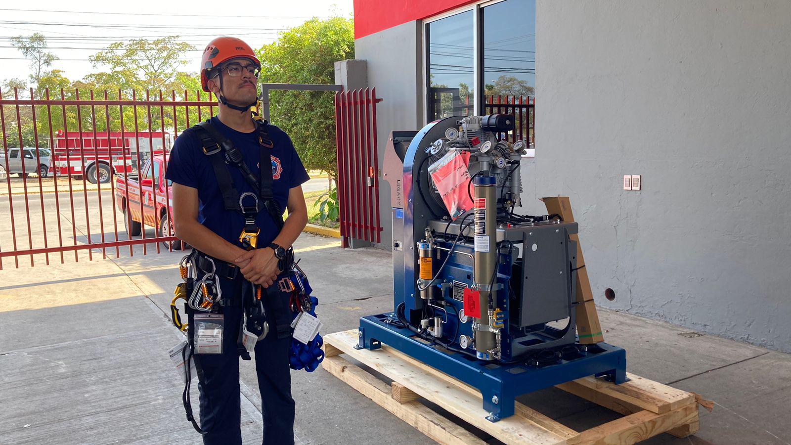 $!Entregan equipo de rescate y compresor por $2 millones al Cuerpo de Bomberos de Mazatlán