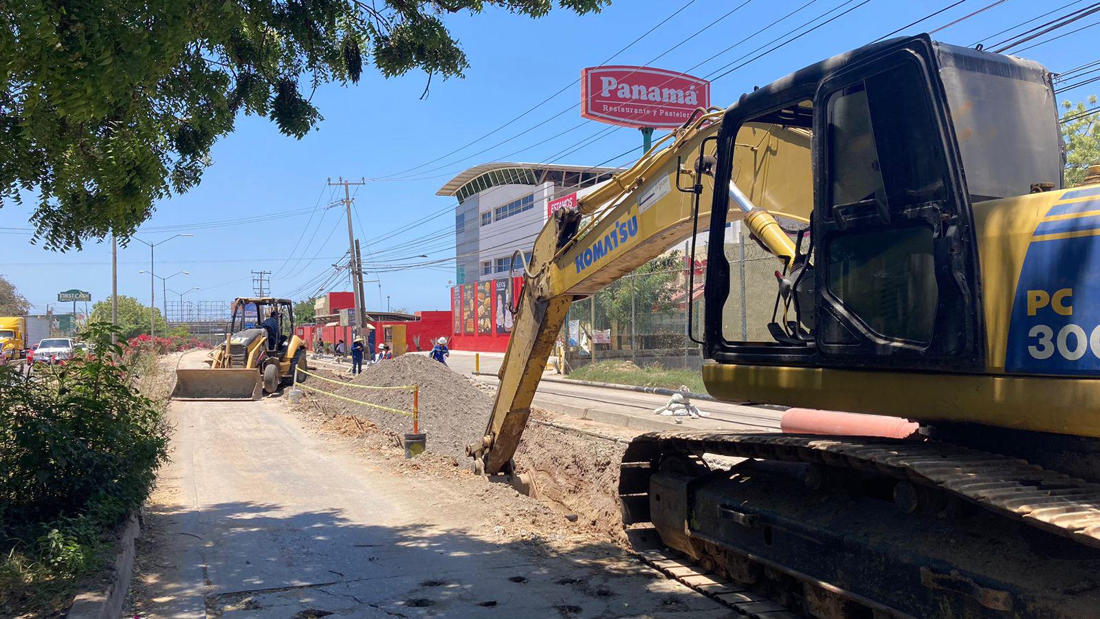 $!Continúan trabajos de rehabilitación de colector de aguas residuales y el tráfico en el sur de Mazatlán