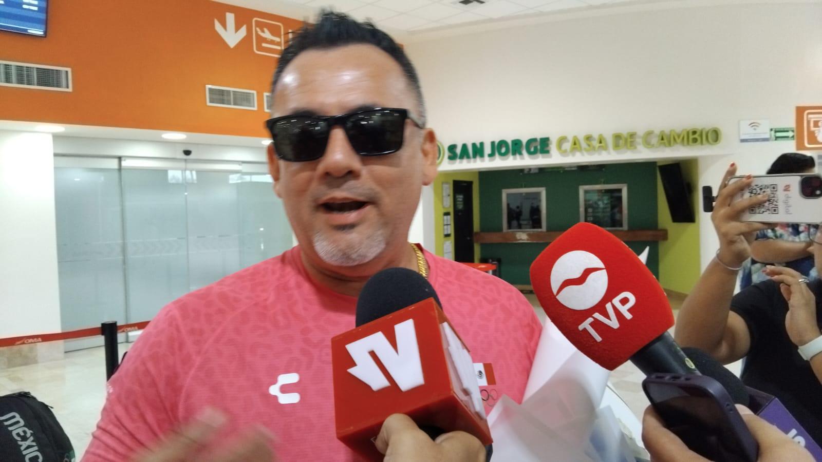 $!Extrañé mucho a mi familia, pero esta es la recompensa: Radamés Hernández al llegar a Mazatlán