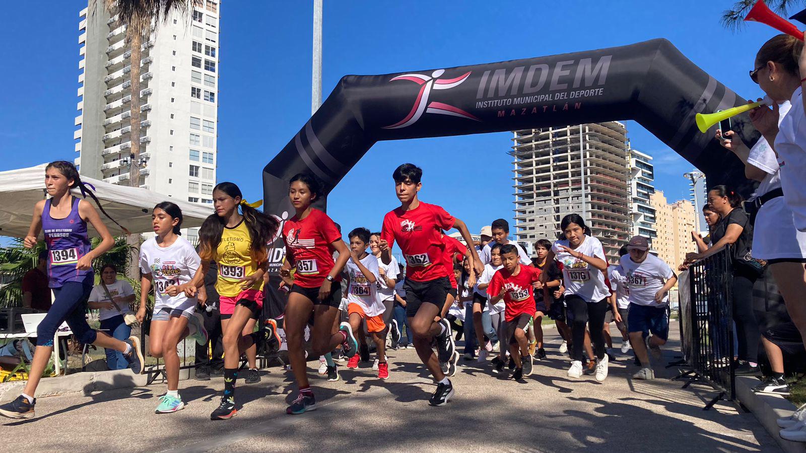 $!Niñas, niños y adolescentes compiten en la Segunda Gran Carrera por los Derechos en Mazatlán