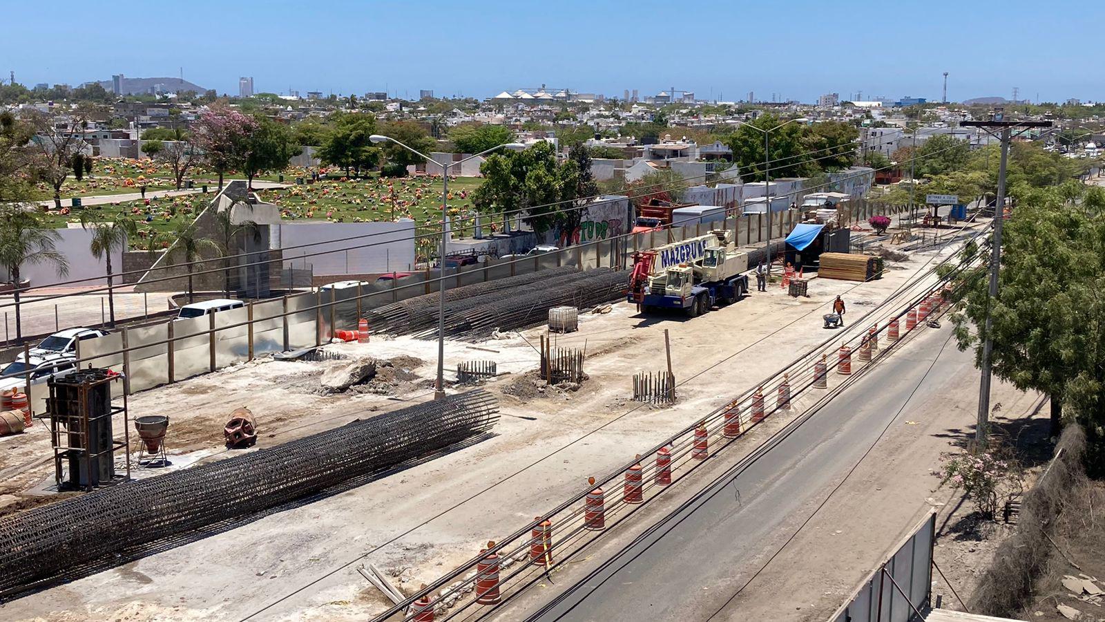 $!Continúa construcción de puente a desnivel en el Libramiento Colosio