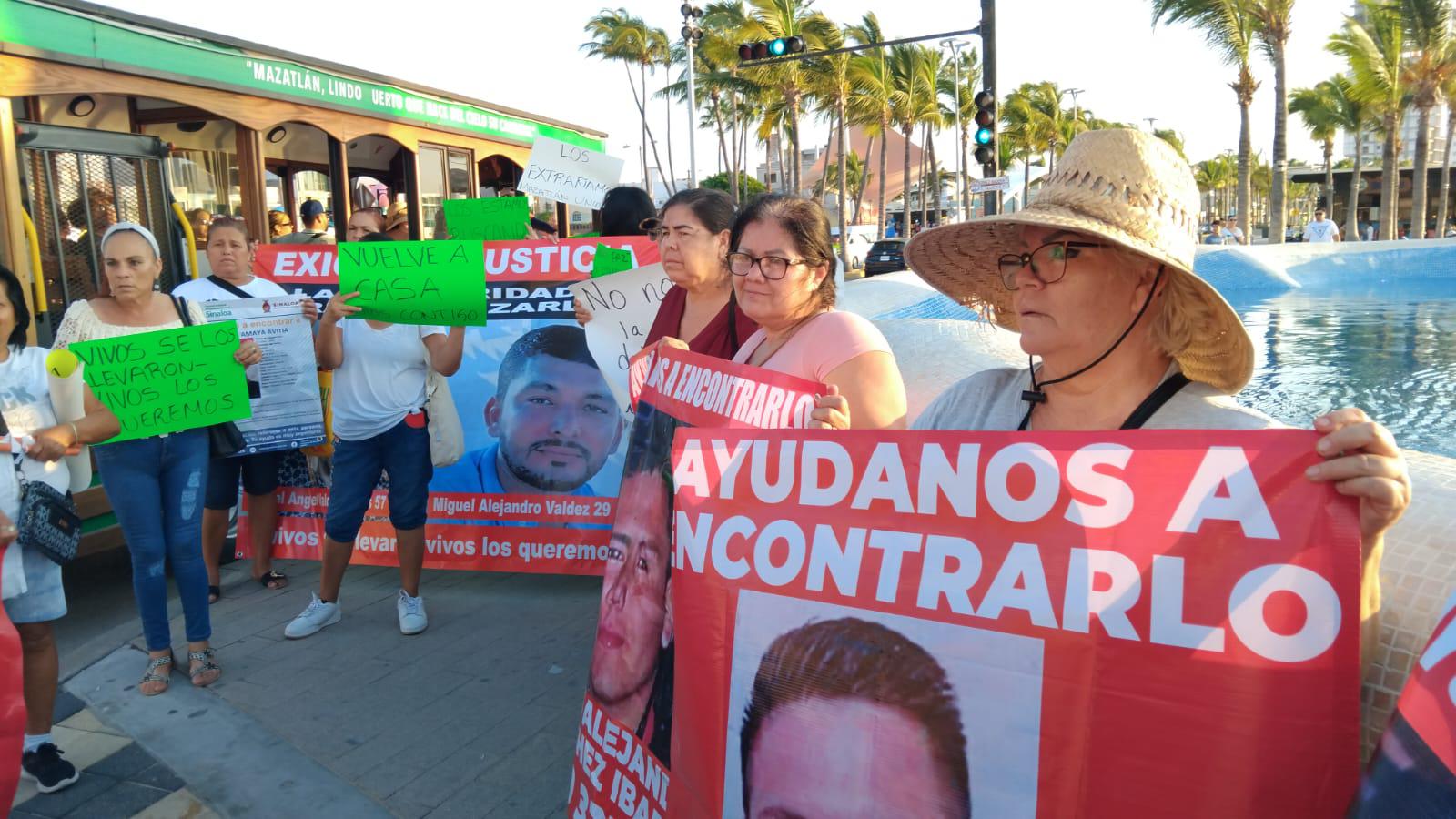 $!Realizan marcha por el malecón por los desaparecidos en Mazatlán