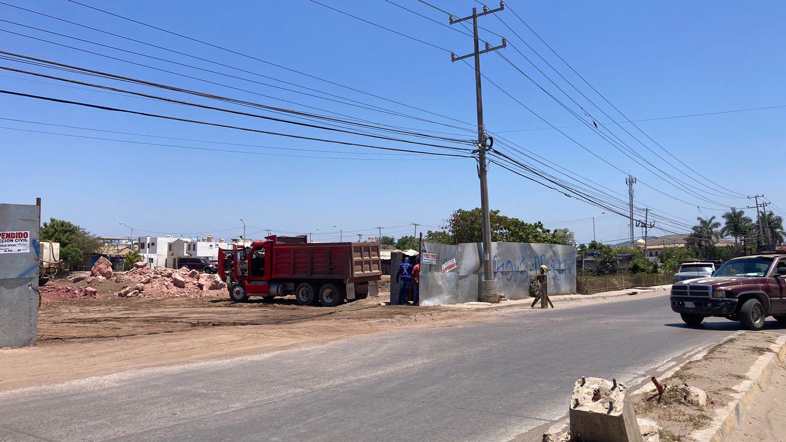 $!Continúan trabajos de rehabilitación de colector de aguas residuales y el tráfico en el sur de Mazatlán