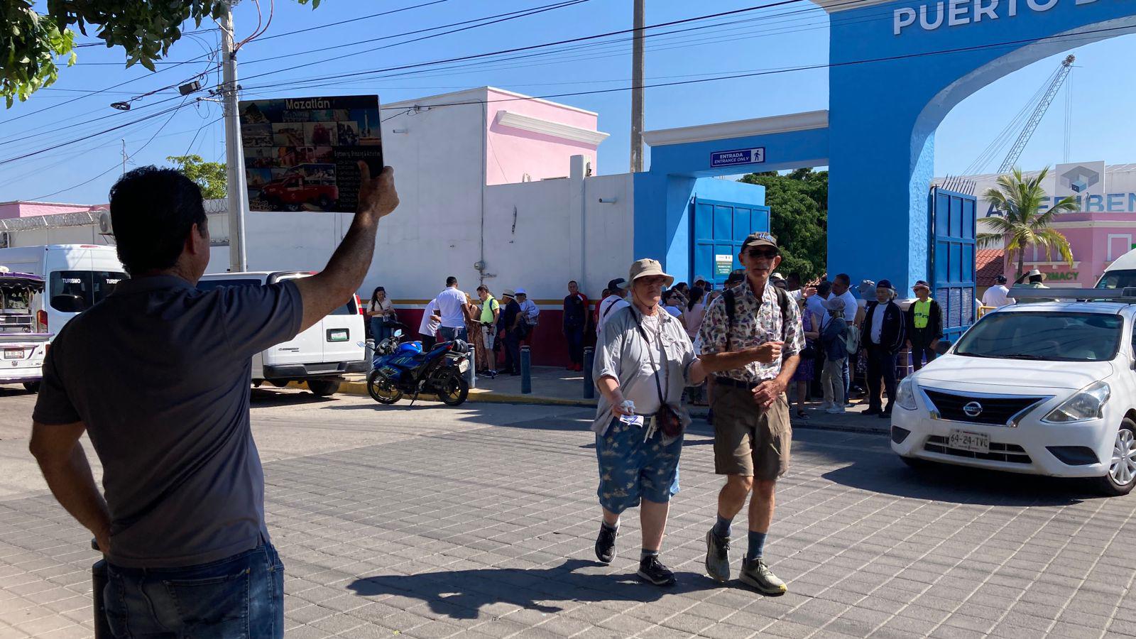 $!Llegan 6 mil 859 pasajeros y 2 mil 702 tripulantes a Mazatlán a bordo de dos cruceros; hay poca vigilancia en rutas