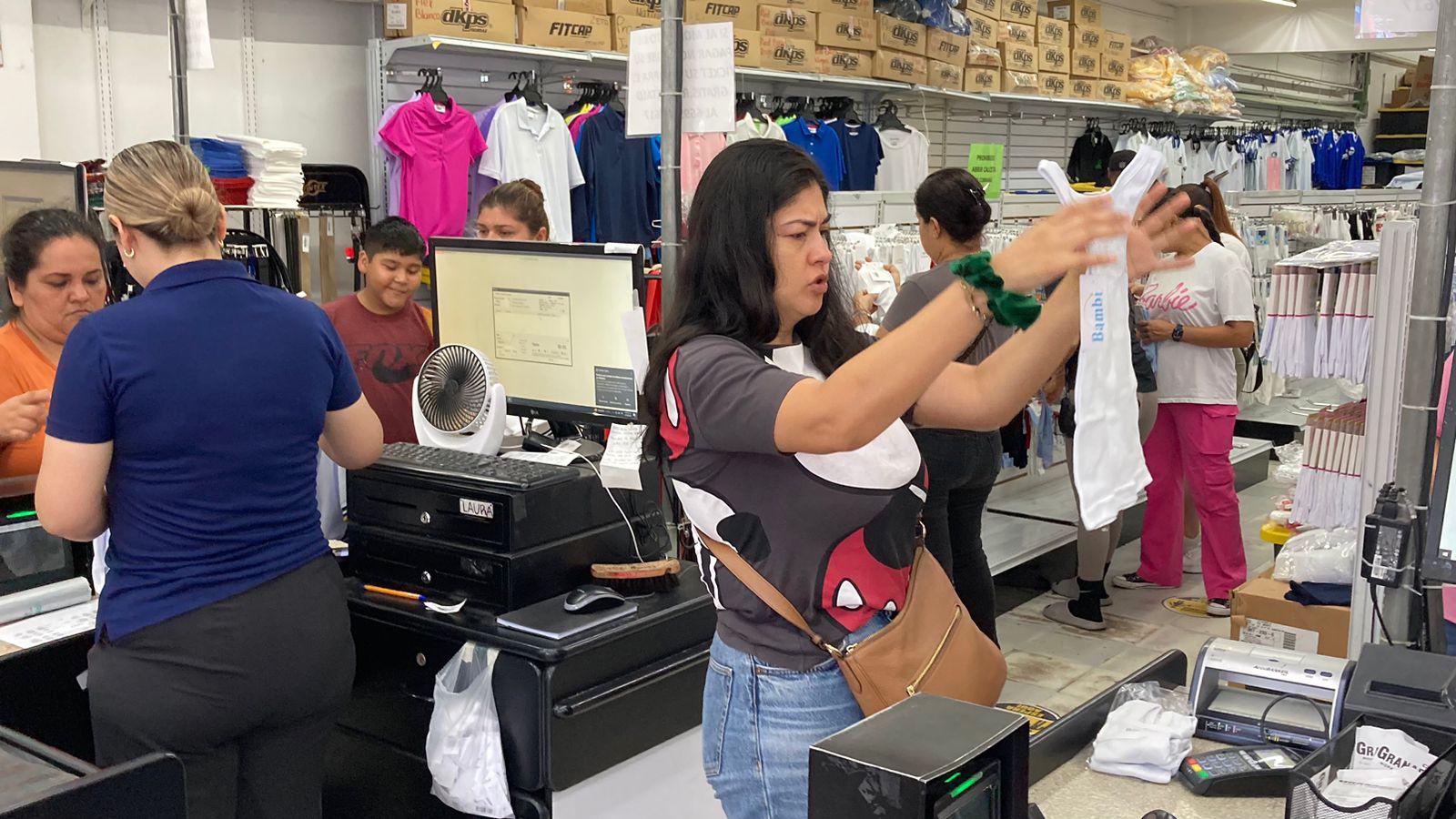 $!Tienen comercios un sábado movido con la venta de uniformes y útiles escolares