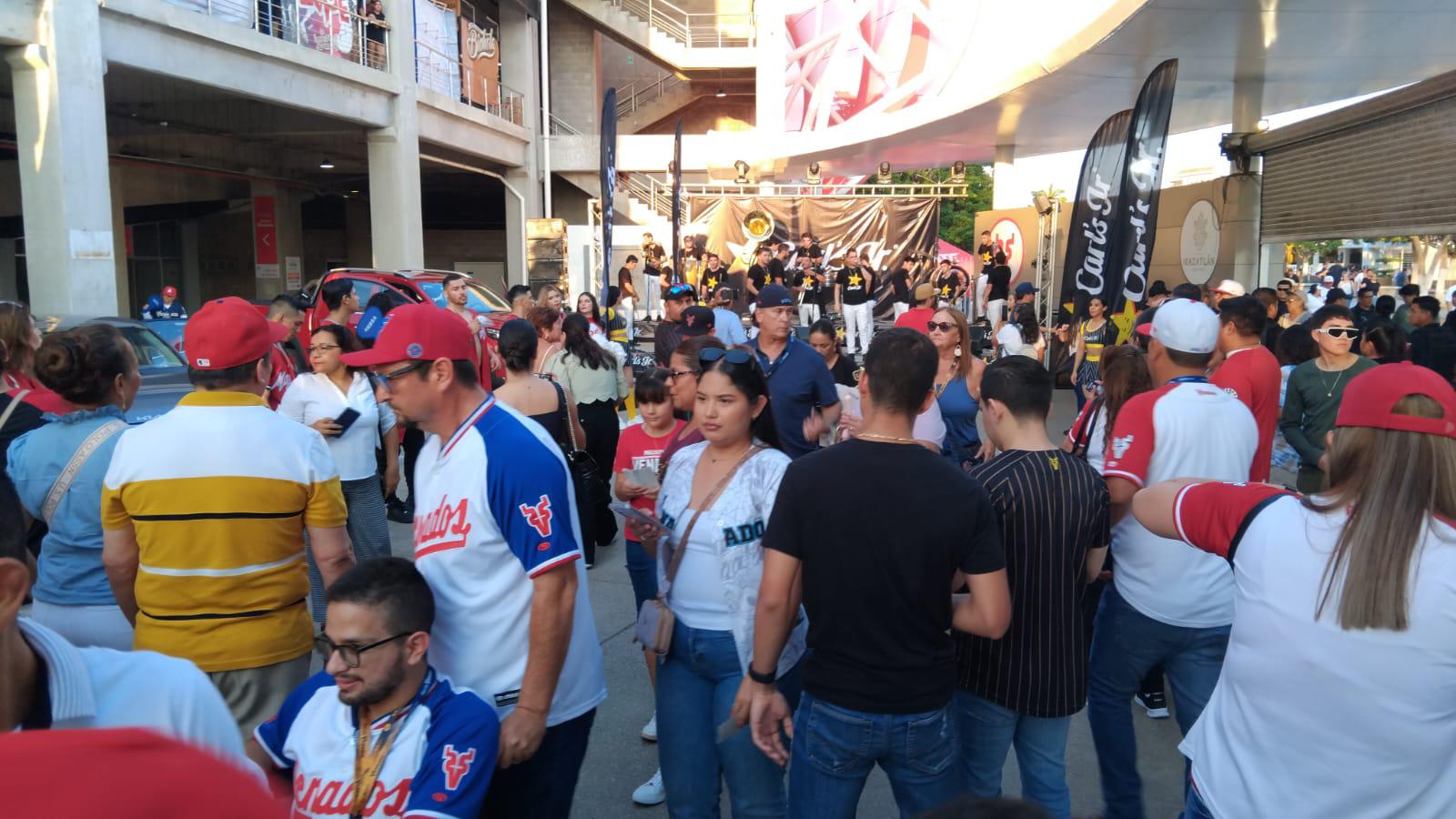 $!Cientos de aficionados comienzan a ingresar al Estadio Teodoro Mariscal