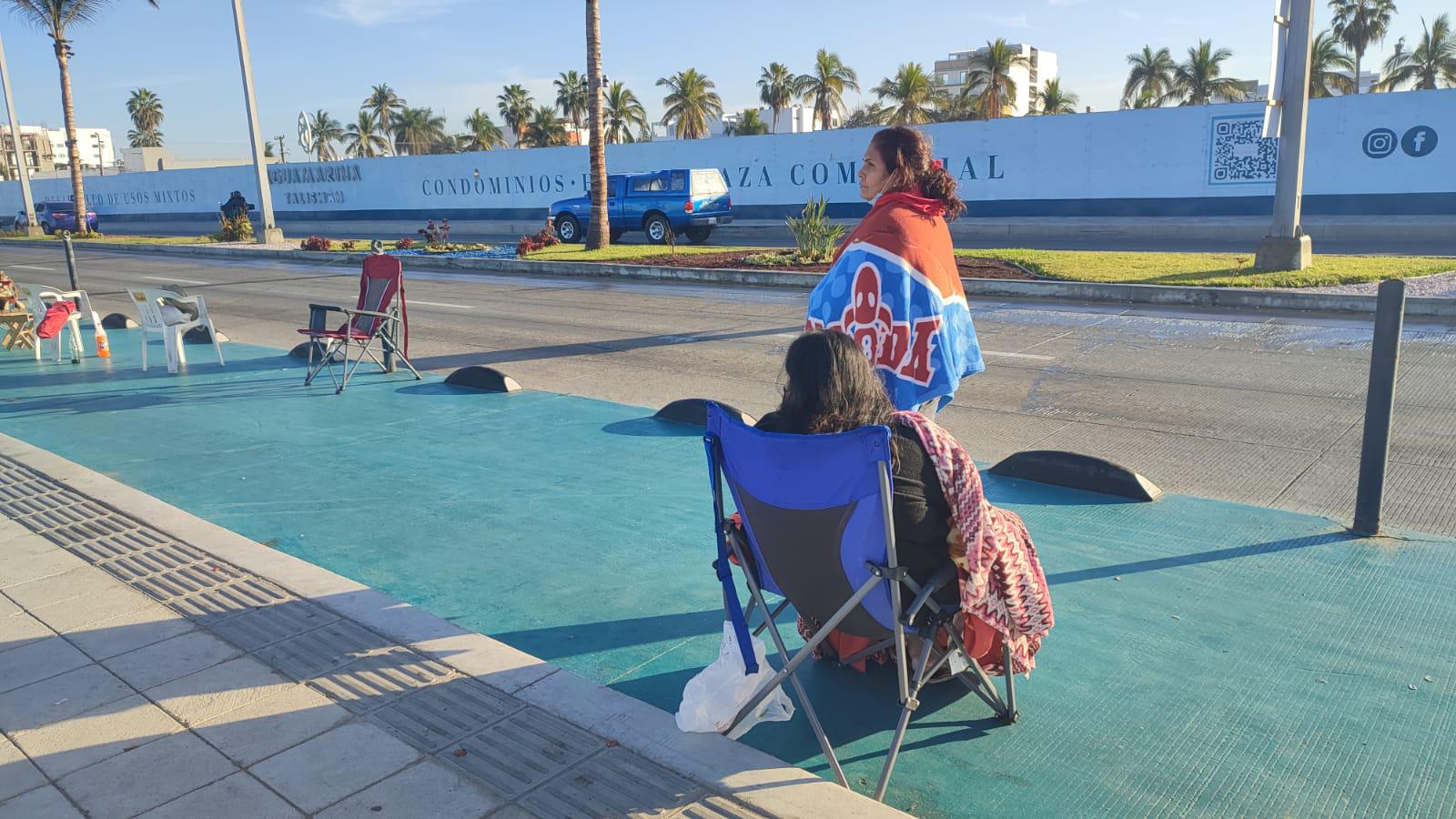 $!Cientos de personas ya apartan lugar en el malecón para desfile del Carnaval de Mazatlán