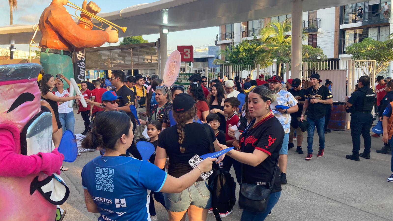 $!Cientos de aficionados comienzan a ingresar al Estadio Teodoro Mariscal