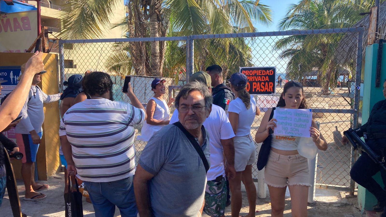 $!Manifestantes reabren acceso a playa de Mazatlán cerrado por la iniciativa privada