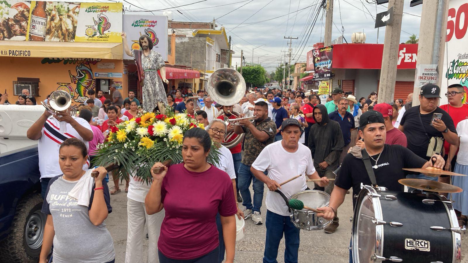 $!Celebran a San Juan Bautista con tradicional baño en Villa Unión