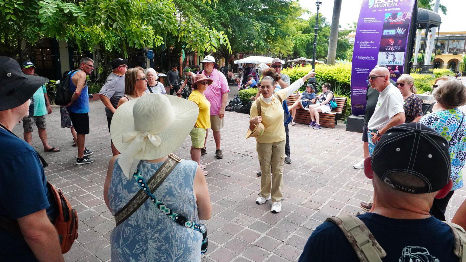 $!Confían navieras en Mazatlán; llegan más 8 mil turistas y tripulantes en dos cruceros este martes: Sectur