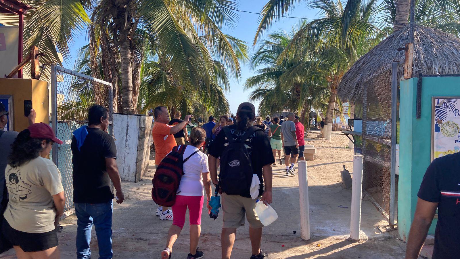 $!Manifestantes reabren acceso a playa de Mazatlán cerrado por la iniciativa privada