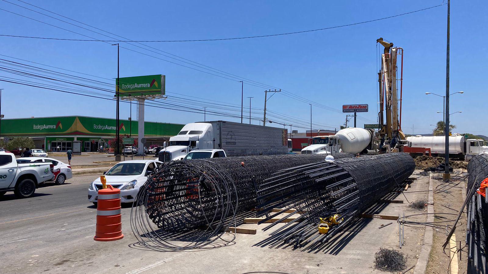 $!Continúa construcción de puente a desnivel en el Libramiento Colosio