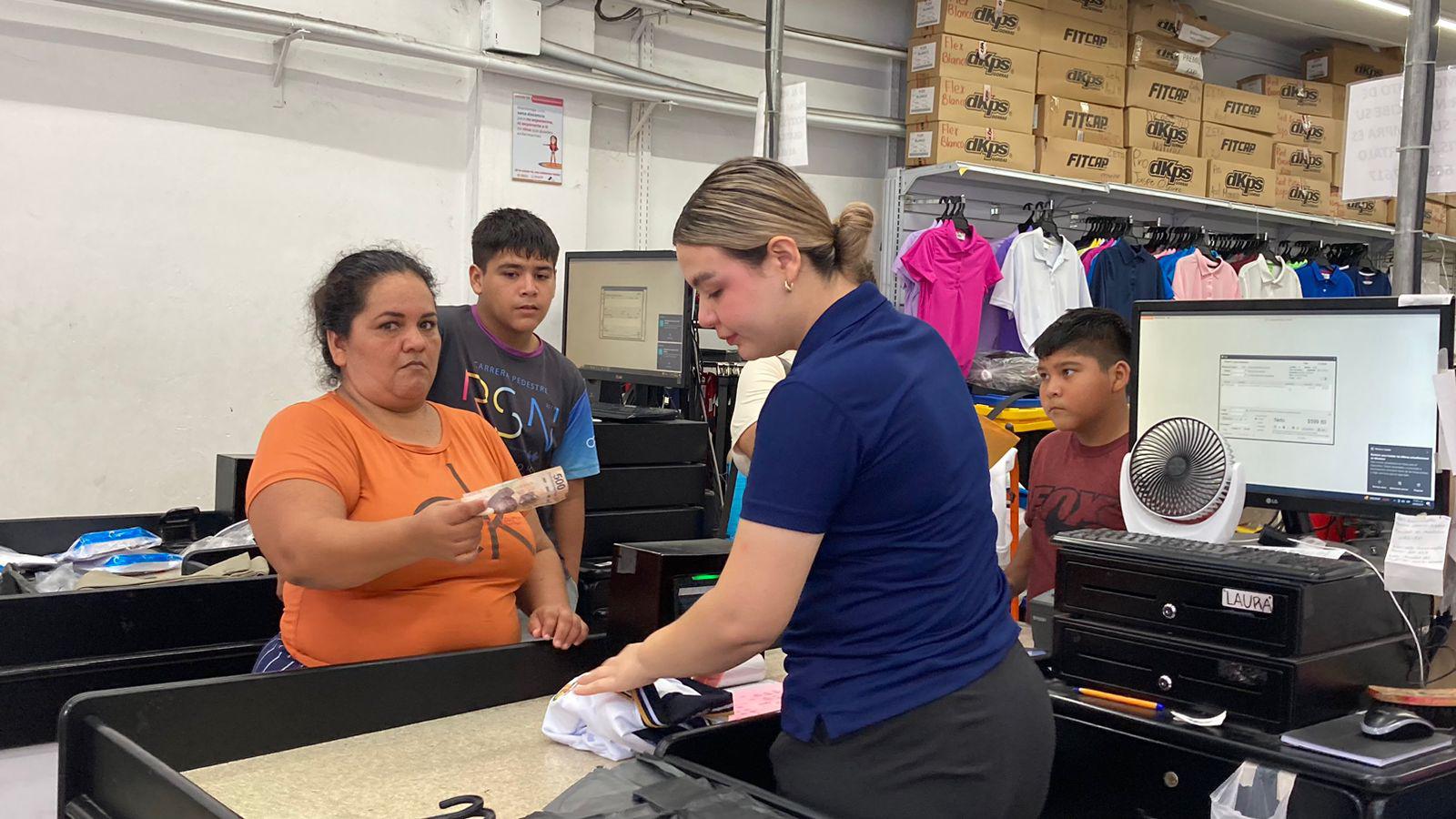 $!Tienen comercios un sábado movido con la venta de uniformes y útiles escolares