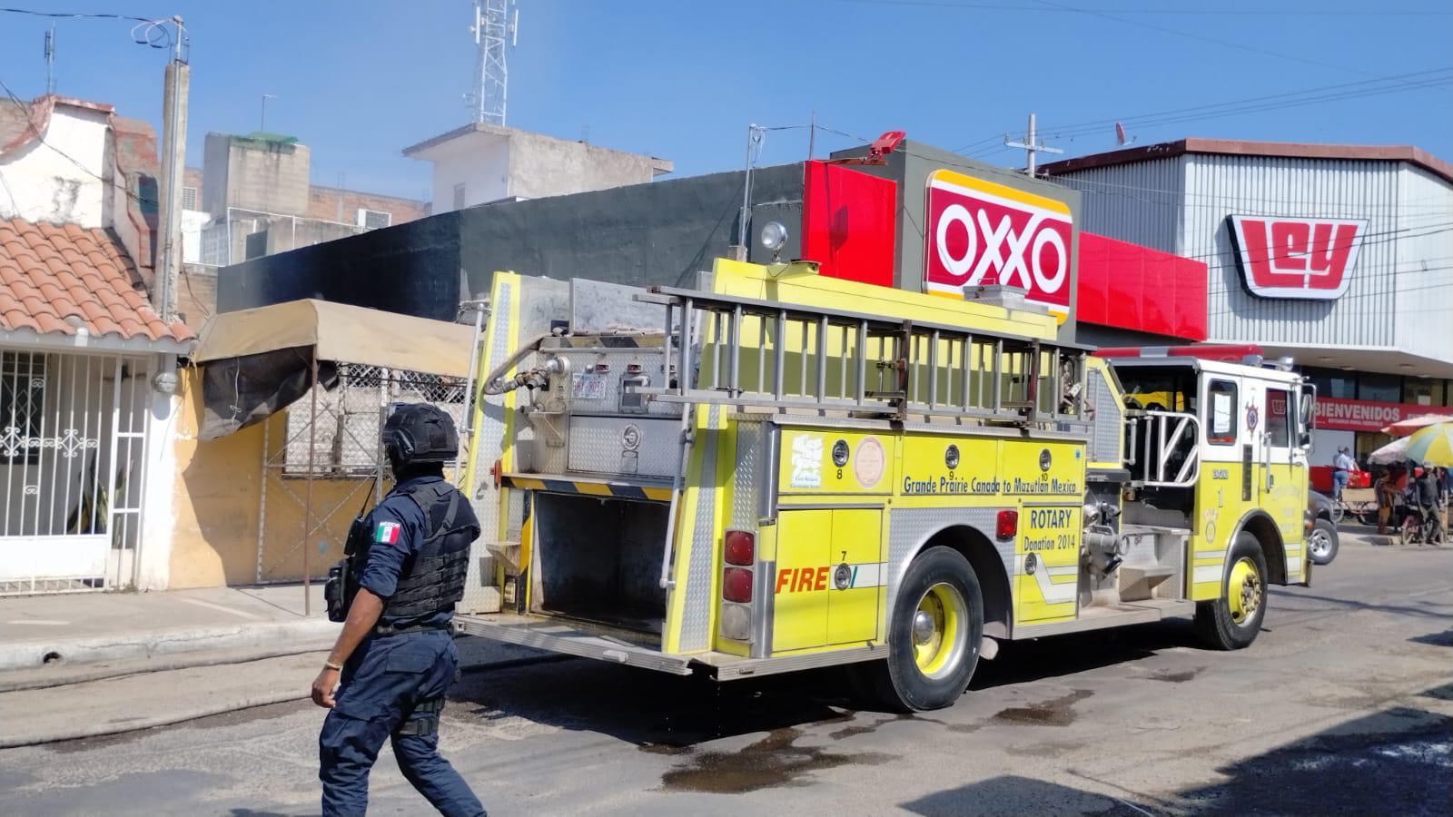 $!Quema de basura genera conato de incendio en el Centro de Escuinapa