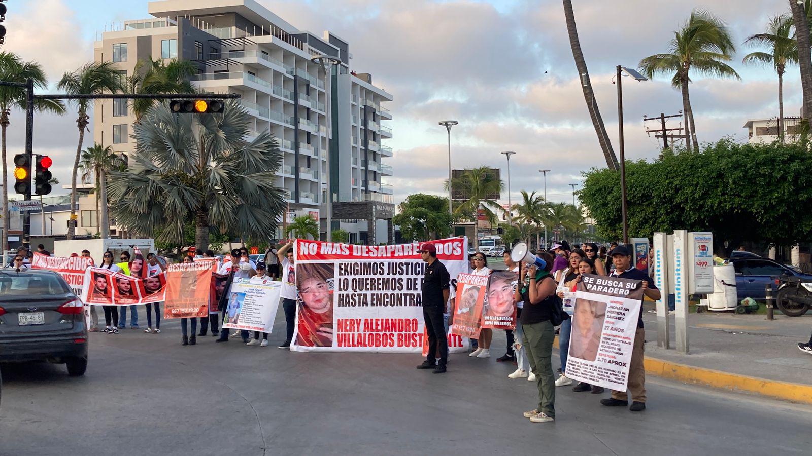 $!Mientras AMLO, Claudia y Rocha van a Rosario; en Mazatlán familias claman por sus desaparecidos y bloquean en la zona turística