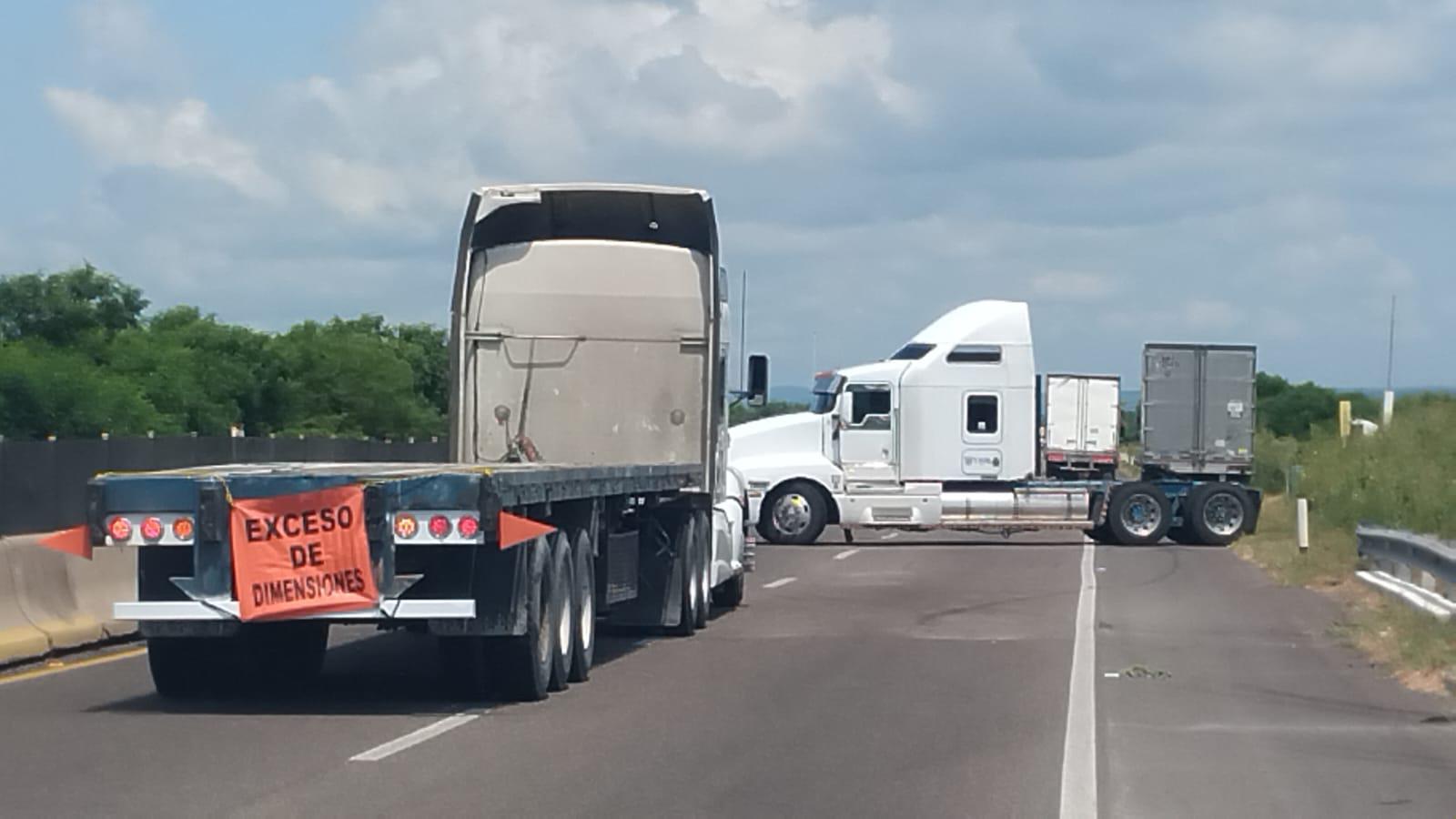 $!Camiones se quedaron varados en autopista, al norte de Mazatlán, pero ya avanzan