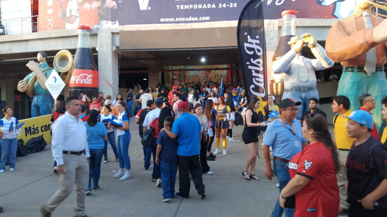 $!Cientos de aficionados comienzan a ingresar al Estadio Teodoro Mariscal