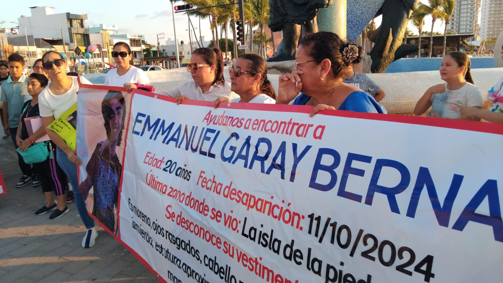 $!Realizan marcha por el malecón por los desaparecidos en Mazatlán