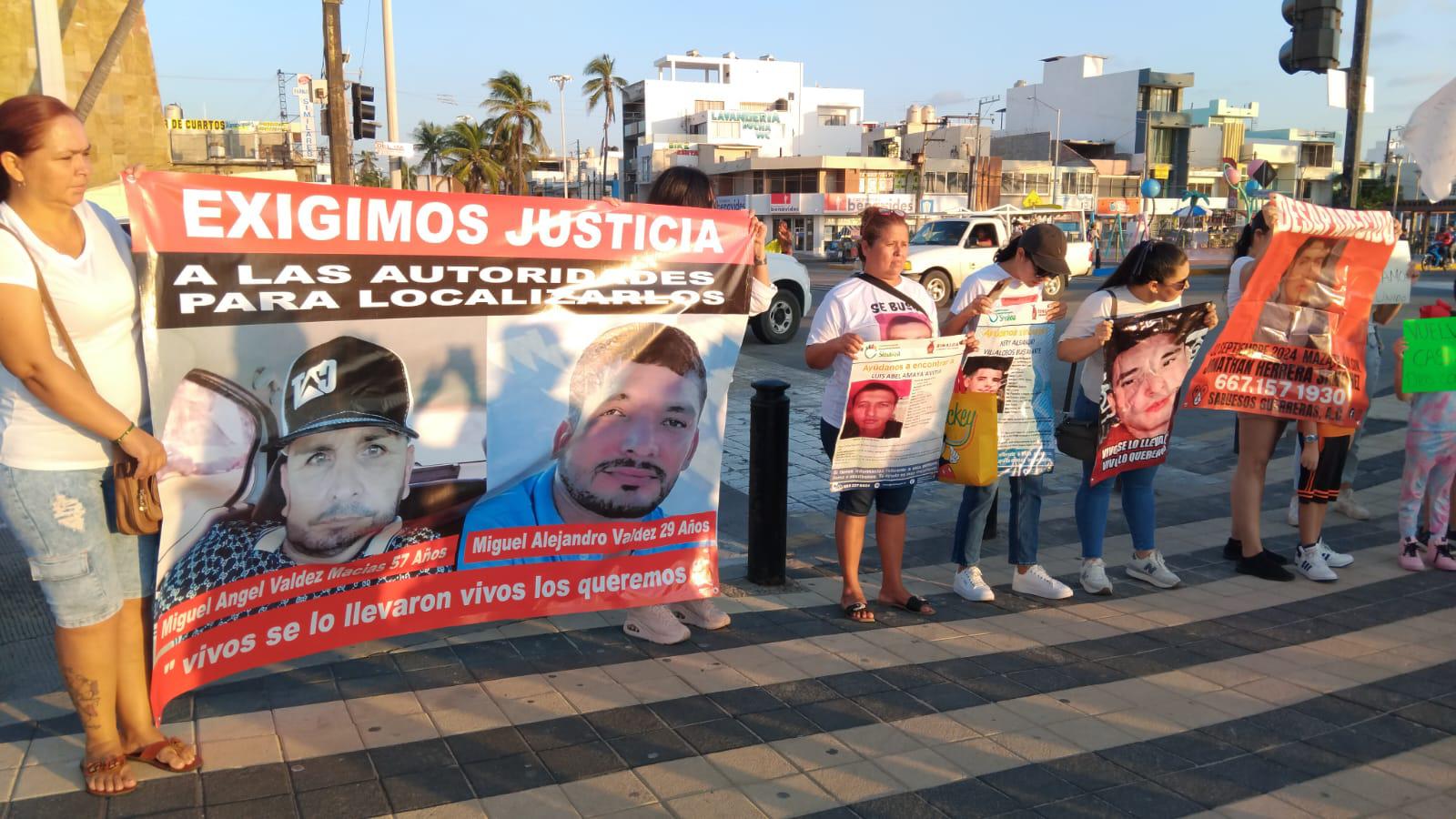 $!Realizan marcha por el malecón por los desaparecidos en Mazatlán