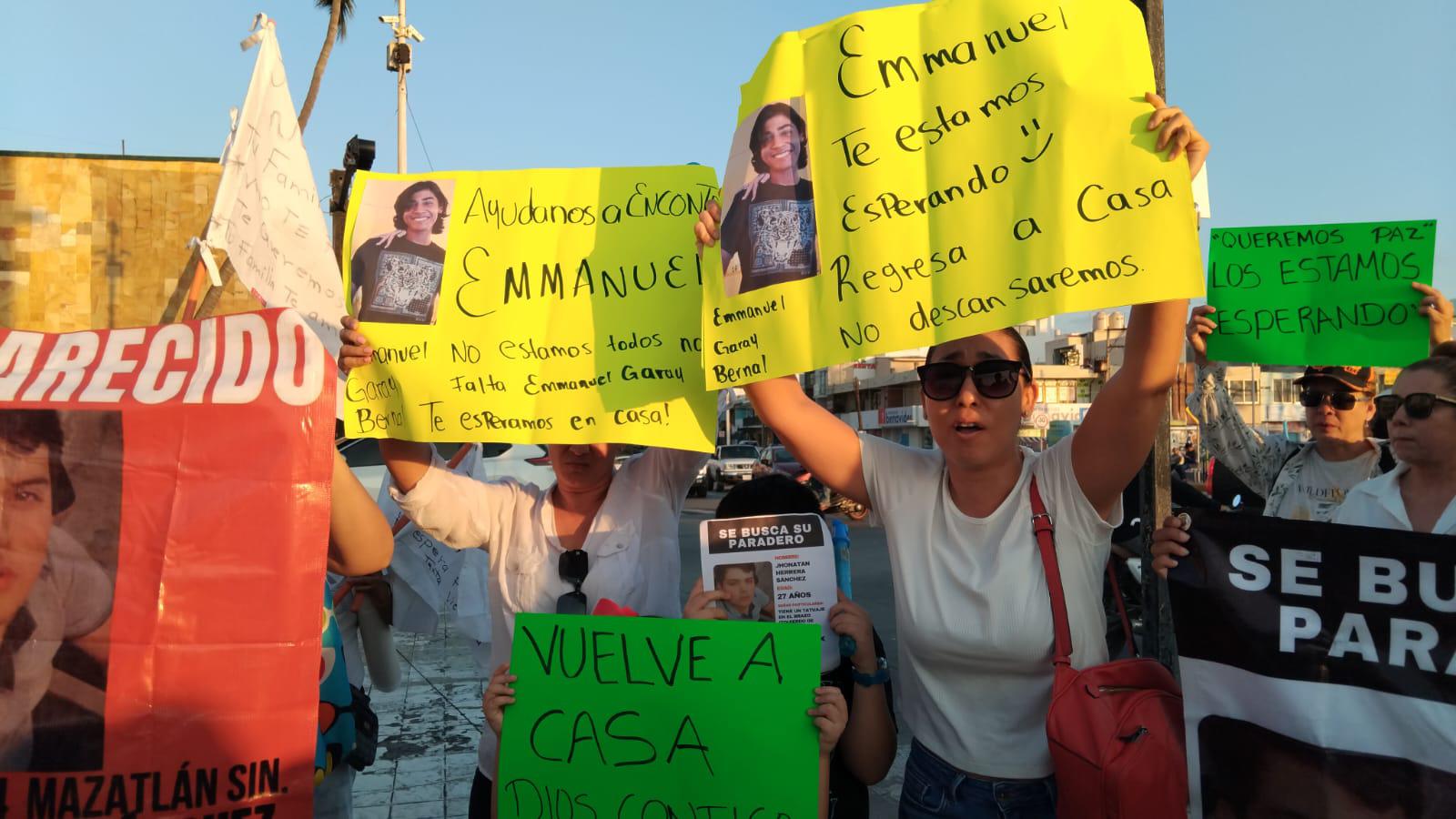 $!Realizan marcha por el malecón por los desaparecidos en Mazatlán