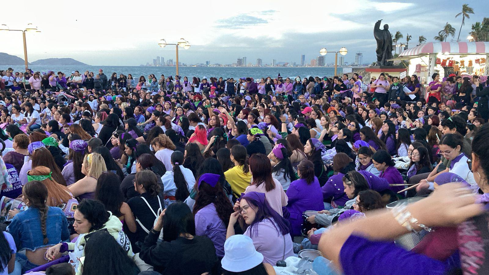 $!Mujeres en Mazatlán ‘encienden el fuego de sus voces’ en la Marcha del 8M