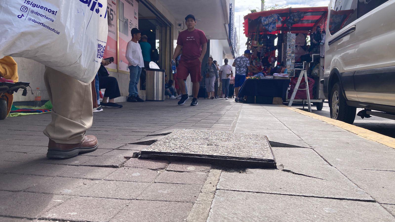 $!Reportan tapa de registro levantada en la banqueta frente a Catedral de Mazatlán