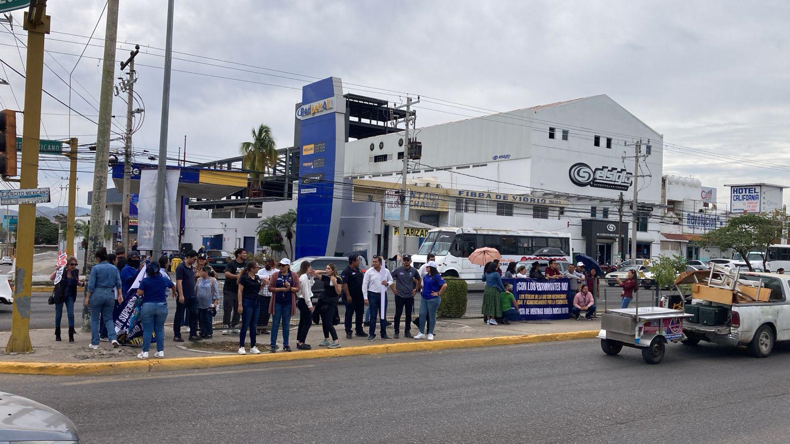 $!Trabajadores y alumnos de la UAS hacen manifestación pacífica en Mazatlán, Culiacán y Los Mochis